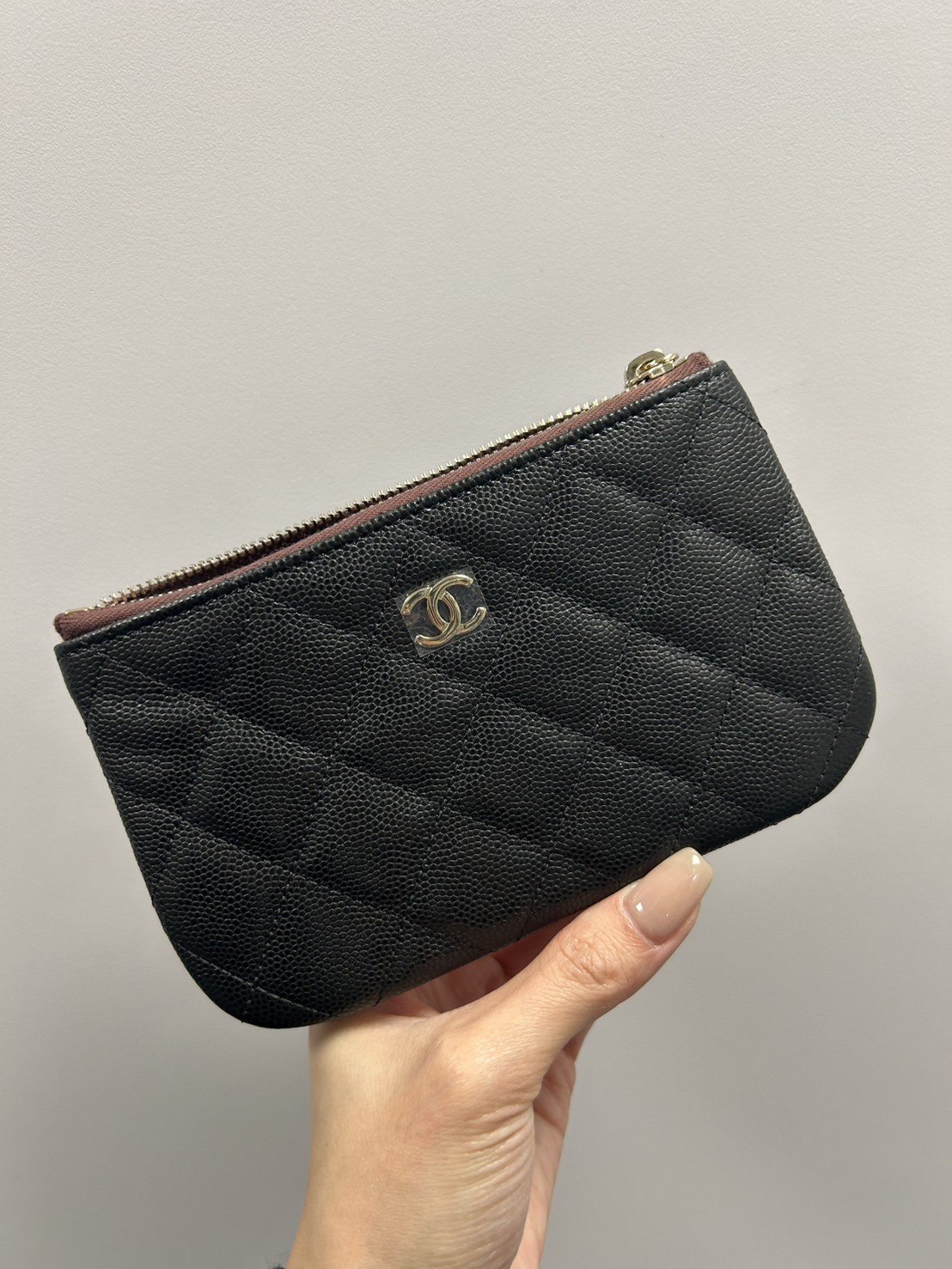 Chanel 黑金一字零錢袋，全新全配，現貨在台